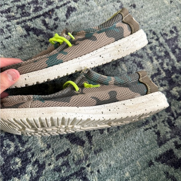 Youth Boys Hey Dudes Camo Green and Tan Print Slip On Shoes Size Y5-L6 - Picture 8 of 8